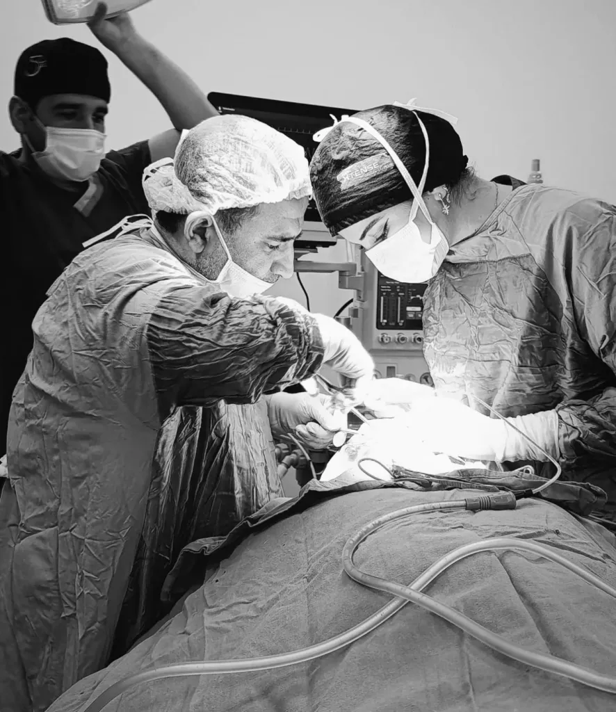 Göz ameliyatı sırasında Op. Dr. Nejmi Öztürk ve ekibi