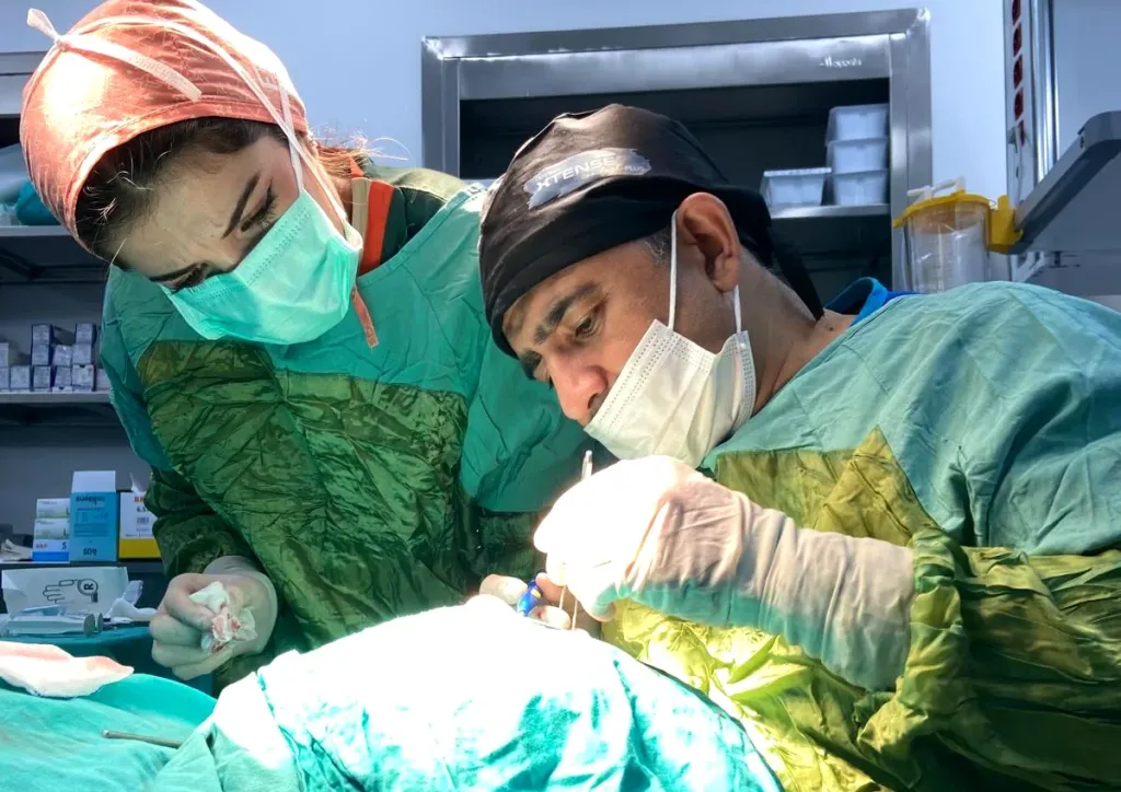 Dr. Nejmi Öztürk während einer Lidoperation – HG Hospital Kahramanmaraş