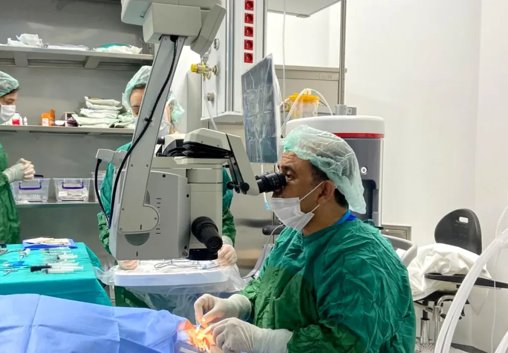 Dr. Nejmi Öztürk performing cataract surgery under the operating microscope – HG Hospital Kahramanmaraş