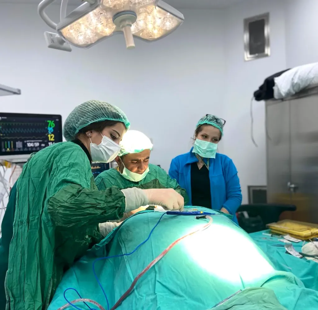 Dr. Nejmi Öztürk and the surgical team during eye surgery – HG Hospital Kahramanmaraş