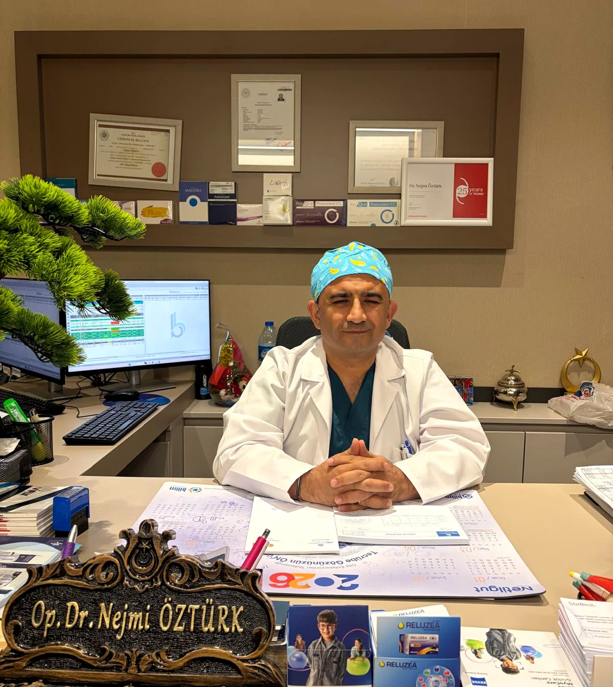 Op. Dr. Nejmi Öztürk HG Hospital’daki muayene odasında – Kahramanmaraş göz doktoru