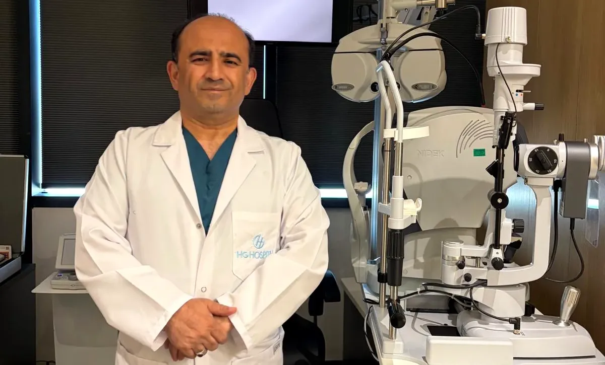 Dr. Nejmi Öztürk im Untersuchungsraum neben der Spaltlampe – HG Hospital Kahramanmaraş