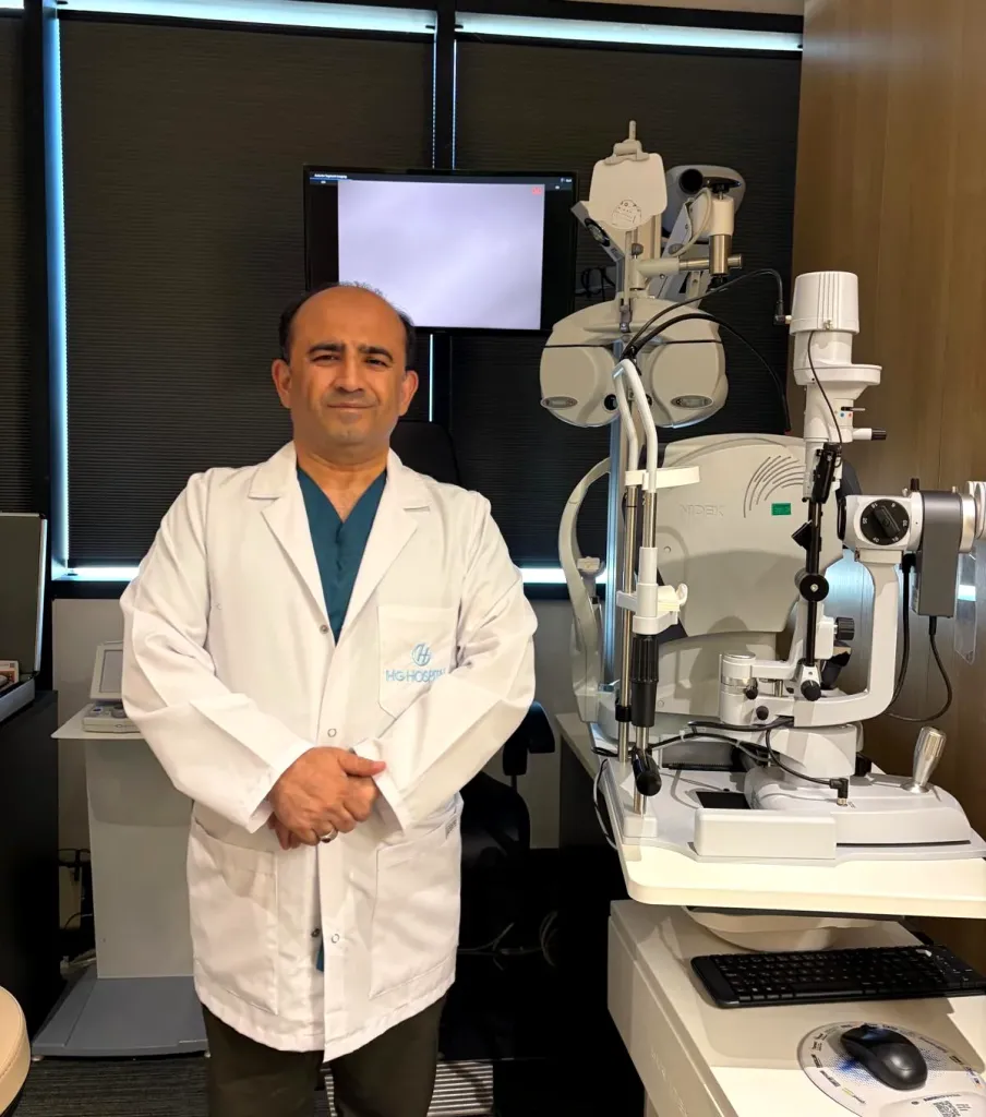 Dr. Nejmi Öztürk in the examination room next to the slit lamp – HG Hospital Kahramanmaraş