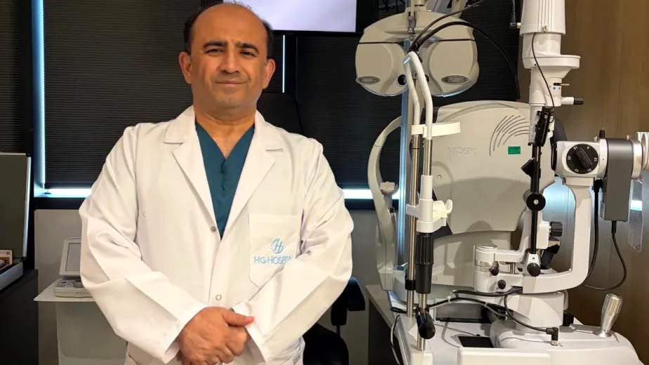 Op. Dr. Nejmi Öztürk göz muayene odasında, biyomikroskop cihazının yanında – HG Hospital Kahramanmaraş