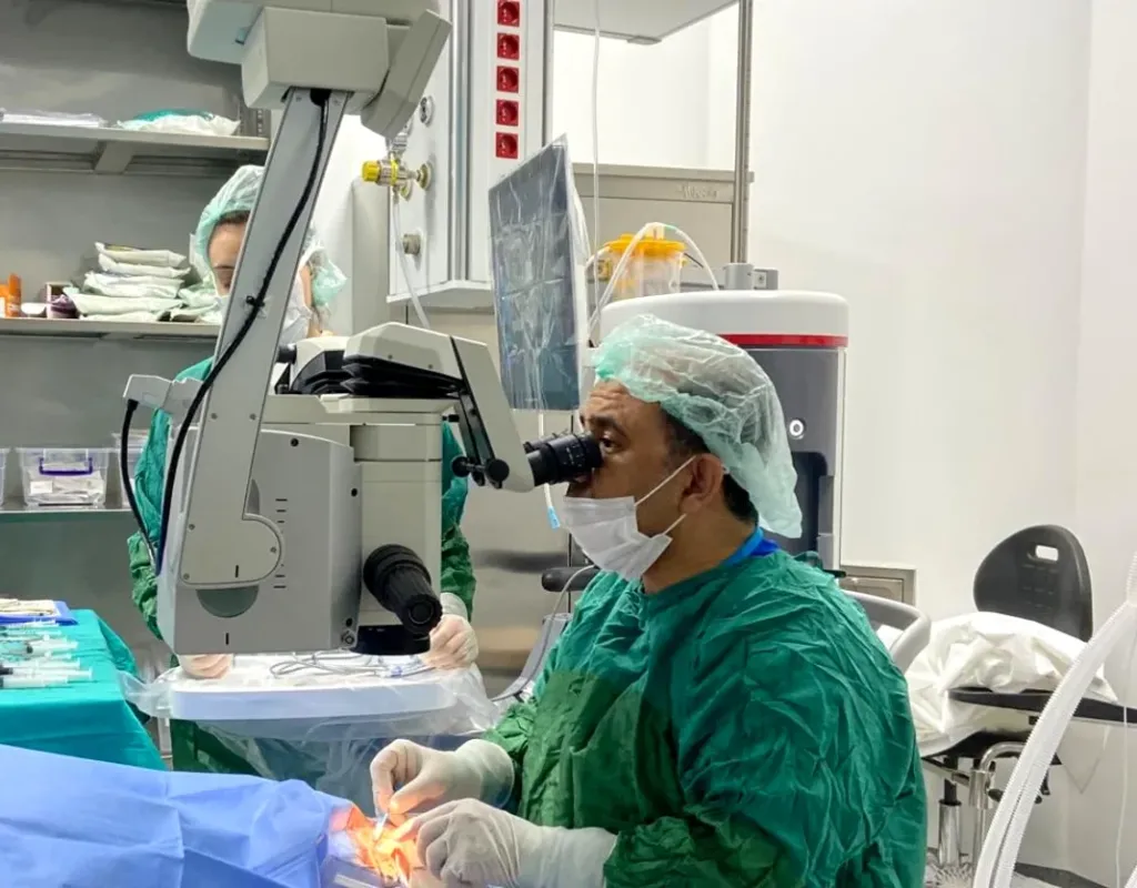 Dr. Nejmi Öztürk bei einer Operation am Grauen Star sowie mit Trifokal-, EDOF- und phaken ICL-Intraokularlinsen – HG Hospital, Kahramanmaraş